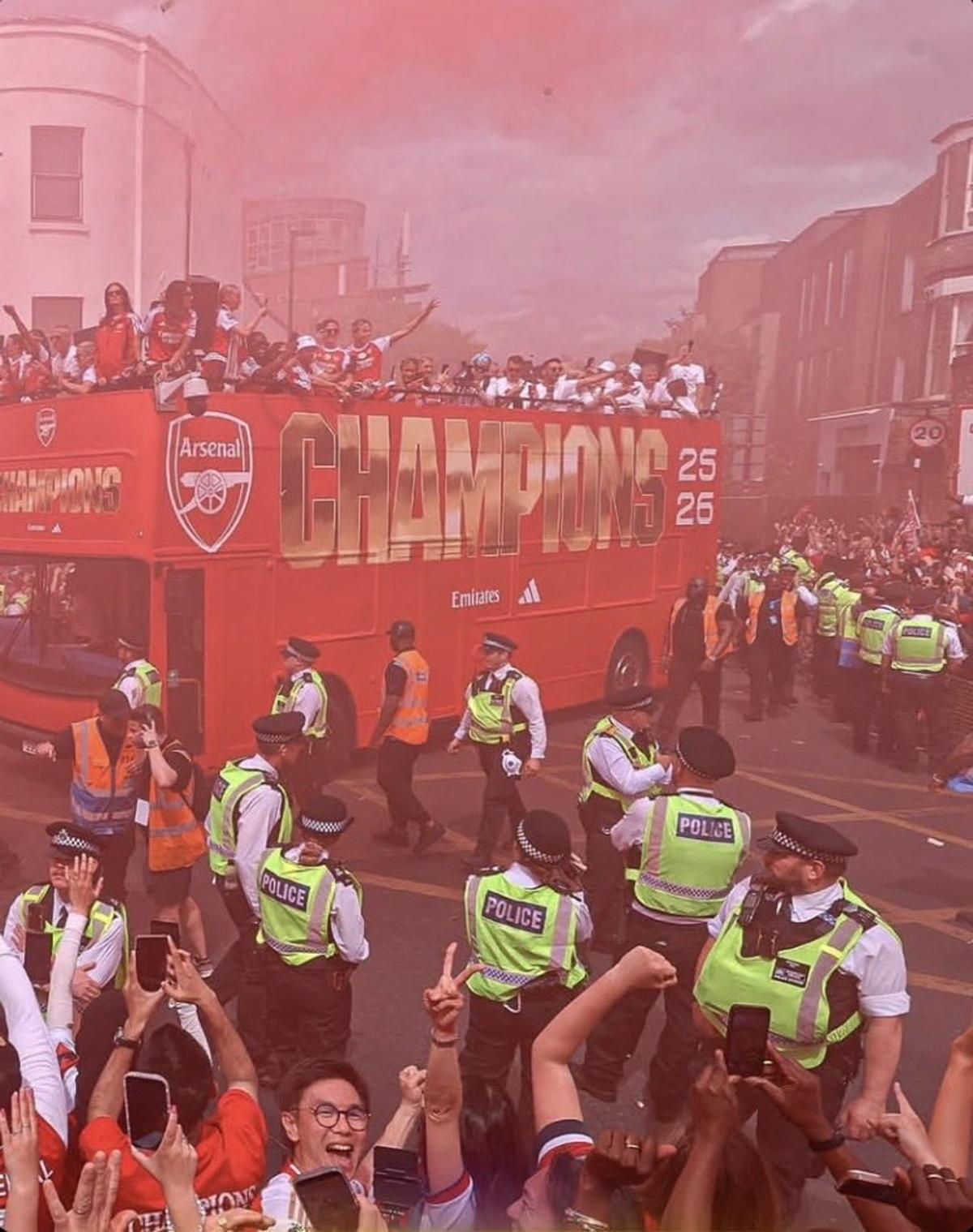 Arsenal a celebrat titlul câștigat în Premier League pe străzile Londrei