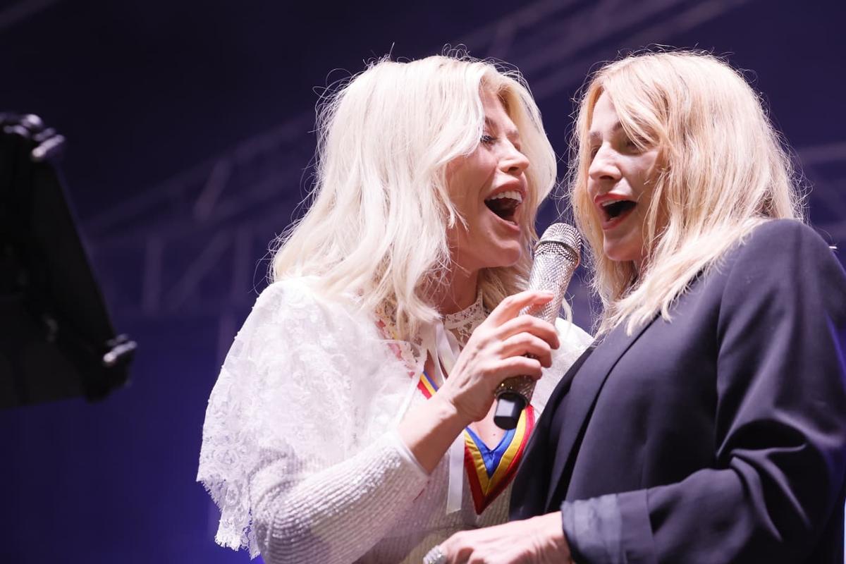 Momente fabuloase pe scenă: Loredana a căzut în genunchi în fața Nadiei, după un duet antologic la Onești