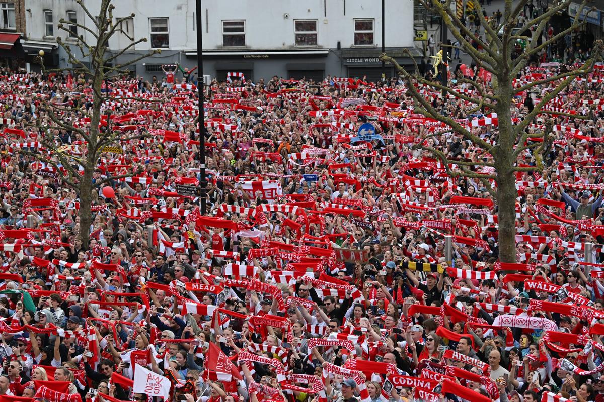 Arsenal a celebrat titlul câștigat în Premier League pe străzile Londrei