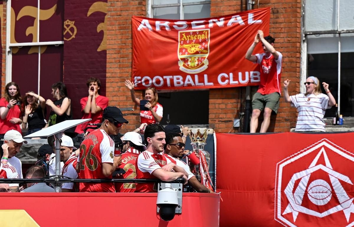 Arsenal a celebrat titlul câștigat în Premier League pe străzile Londrei