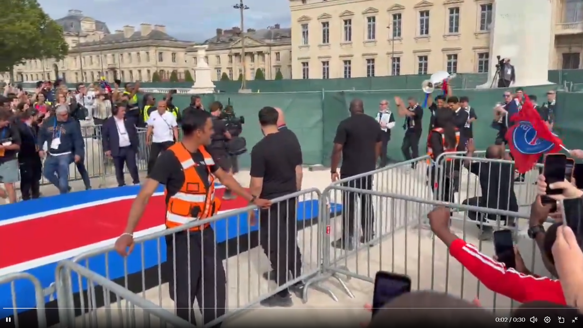 Nebunie și la Paris! Jucătorii lui PSG au sărbătorit în stradă triumful din Liga Campionilor