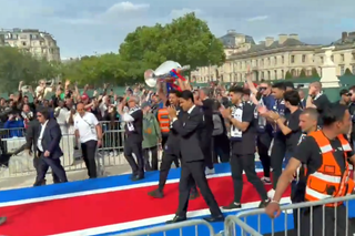 Nebunie și la Paris! Jucătorii lui PSG au sărbătorit în stradă triumful din Liga Campionilor