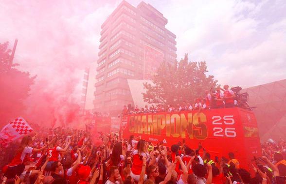 S-a lăsat cu sânge la petrecerea lui Arsenal: oameni înjunghiați și arestări