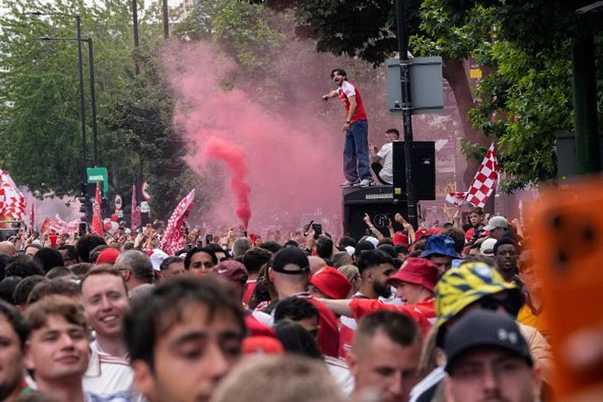 Arsenal a celebrat titlul câștigat în Premier League pe străzile Londrei