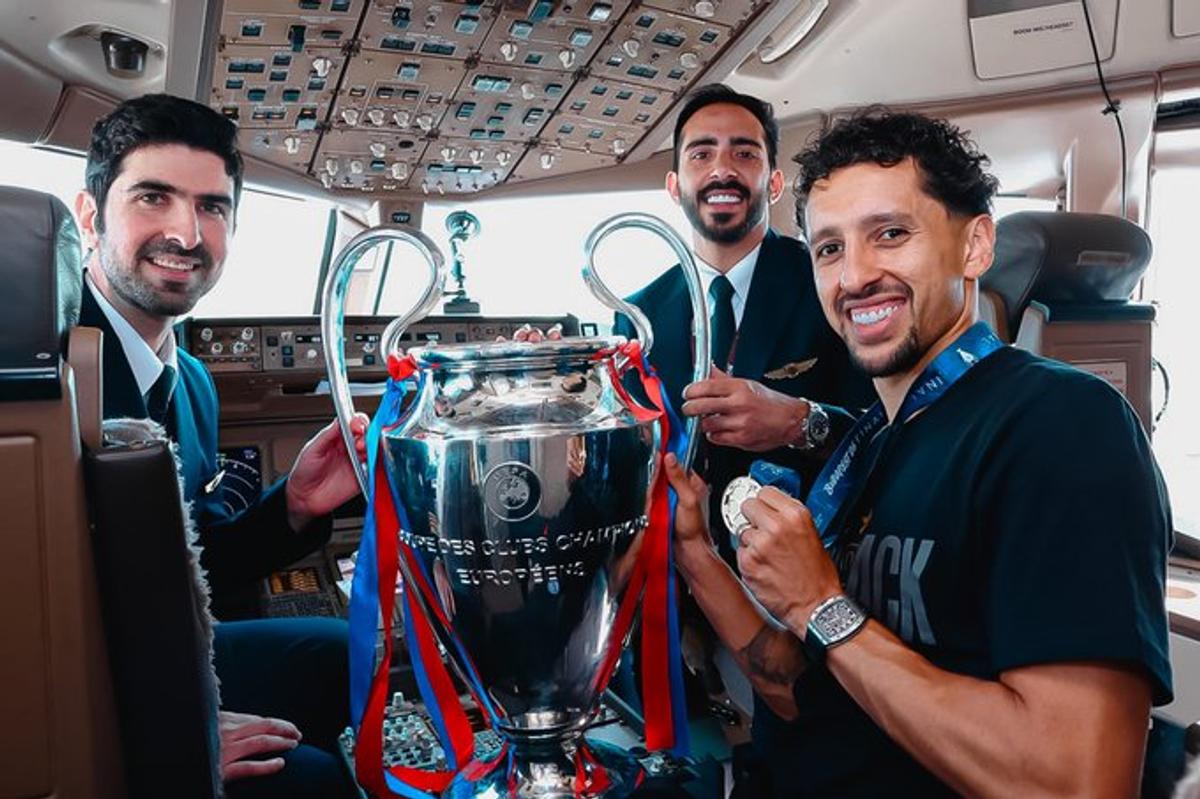 Fotbaliștii lui PSG au sărbătorit cucerirea Ligii Campionilor alături de suporteri