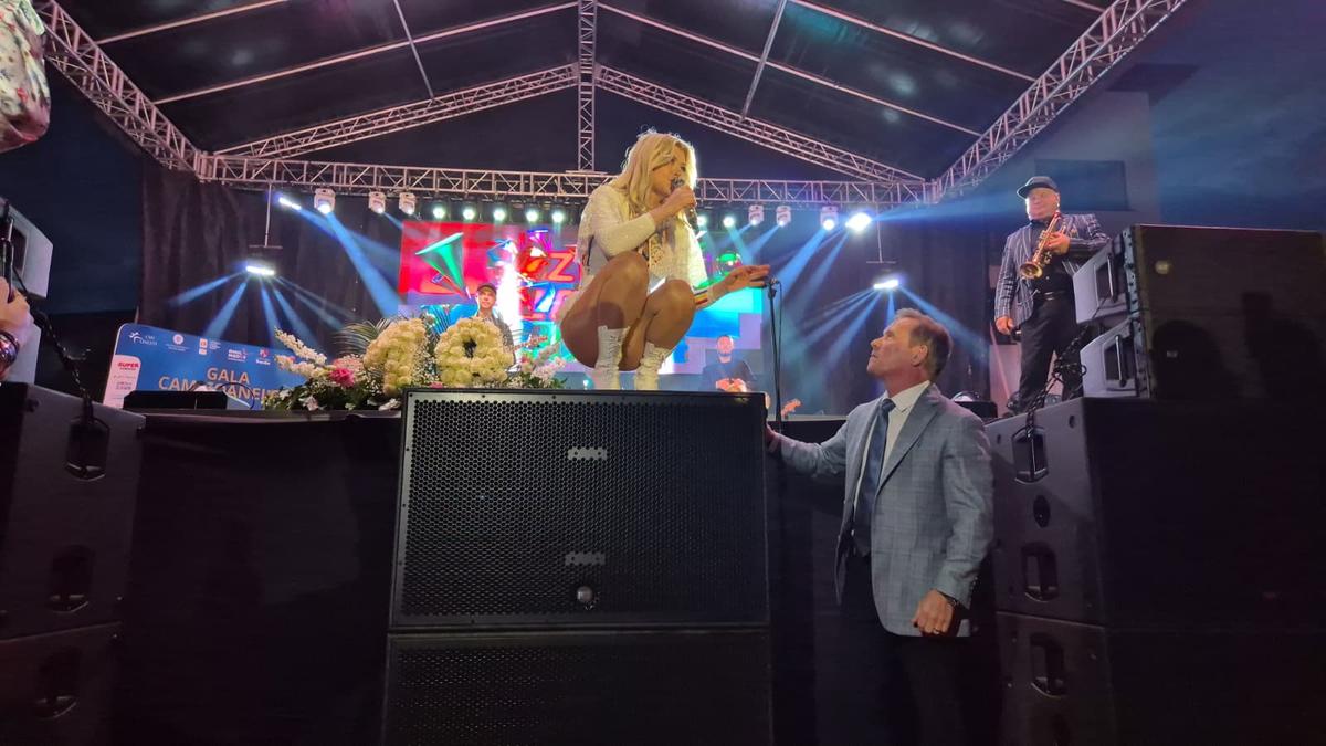 Momente fabuloase pe scenă: Loredana a căzut în genunchi în fața Nadiei, după un duet antologic la Onești