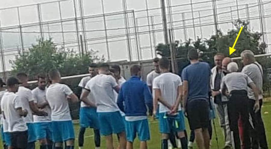 Primarul Kereskenyi le dă indicații jucătorilor de la CSM, înainte de unul dintre meciurile din play-off VIDEO EXCLUSIV Satu Mare, tupeu și mai mare: play-off ilegal, la negru, jucat sub ochii primarului fără mască și ai AFJ: ”Dacă vine DSP-ul, spuneți că jucați un amical”