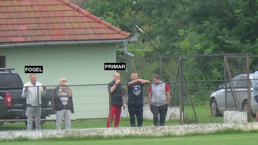 Primarul Kereskenyi și președintele CSM, Fogel, pe marginea terenului din Dorolț, la meciul cu Olimpia VIDEO EXCLUSIV Satu Mare, tupeu și mai mare: play-off ilegal, la negru, jucat sub ochii primarului fără mască și ai AFJ: ”Dacă vine DSP-ul, spuneți că jucați un amical”