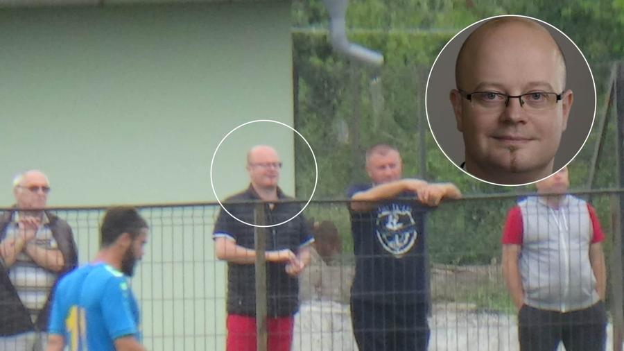 17 iulie. Dorolț. Primarul Kereskenyi asistă de pe margine la meciul CSM - Olimpia 4-0. Fără mască, fără distanțare socială VIDEO EXCLUSIV Satu Mare, tupeu și mai mare: play-off ilegal, la negru, jucat sub ochii primarului fără mască și ai AFJ: ”Dacă vine DSP-ul, spuneți că jucați un amical”
