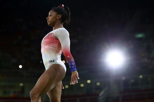 Simone Biles s-a retras și din finala de la sol.