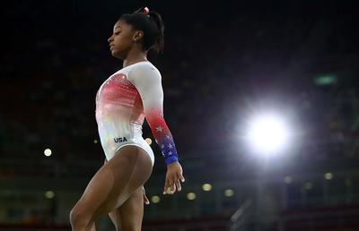 Simone Biles s-a retras și din finala de la sol » Ce se întâmplă la bârnă