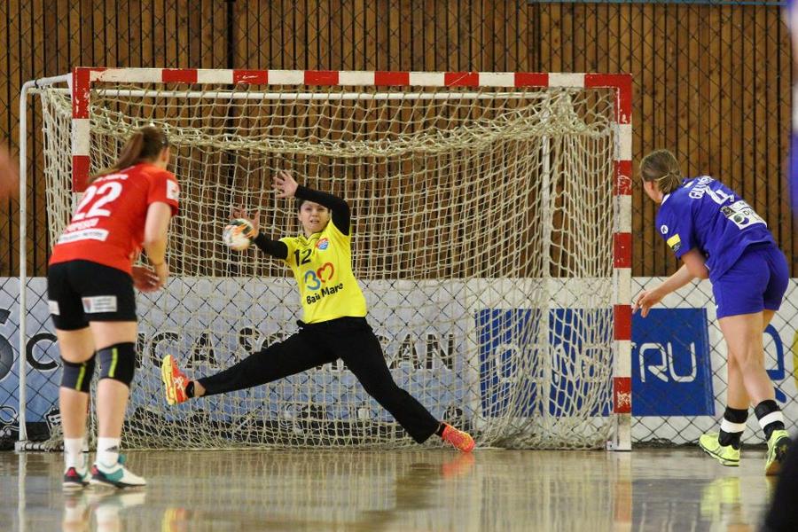 Ionica Munteanu apărând o aruncare de la 7 metri pentru HCM Baia Mare într-un meci cu CSM București din 2016 Foto sportpictures Ionica Munteanu a avut o experiență inedită în handbal pe plajă