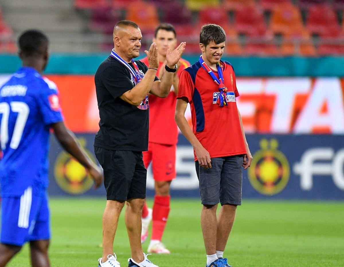 Moment special la FCSB - FCU Craiova: „Alex e nevăzător și vine la TOATE meciurile, SINGUR, cu trenul”