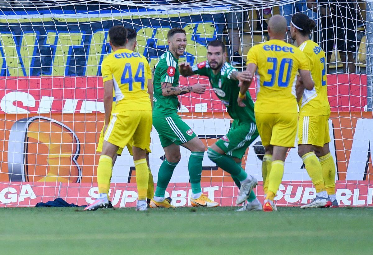 Cosmin Matei, încurcat de gazonul de la Ploiești » Ce s-a întâmplat la penalty-ul din Petrolul - Sepsi