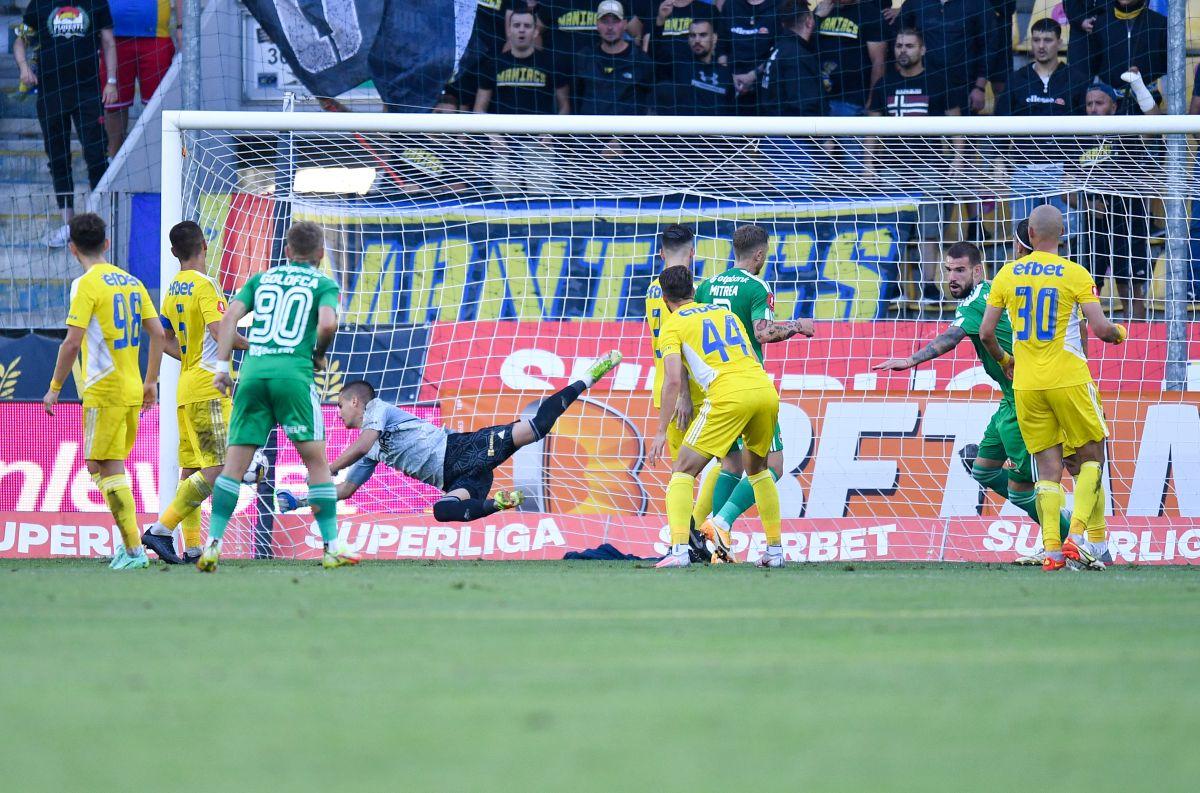 Cosmin Matei, încurcat de gazonul de la Ploiești » Ce s-a întâmplat la penalty-ul din Petrolul - Sepsi