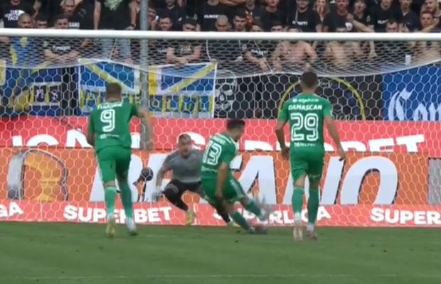 Cosmin Matei, încurcat de gazonul de la Ploiești » Ce s-a întâmplat la penalty-ul din Petrolul - Sepsi