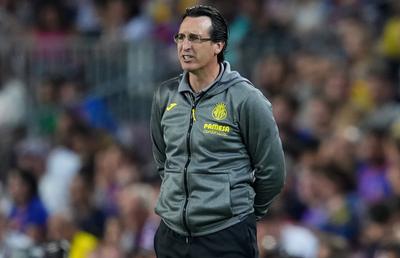 Unai Emery i-a șocat! În timp ce semna autografe, i-a arătat degetul mijlociu unui microbist care-l ironiza