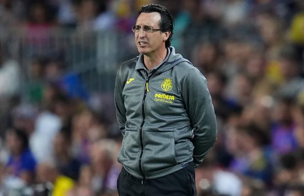 Unai Emery i-a șocat! În timp ce semna autografe, i-a arătat degetul mijlociu unui microbist care-l ironiza