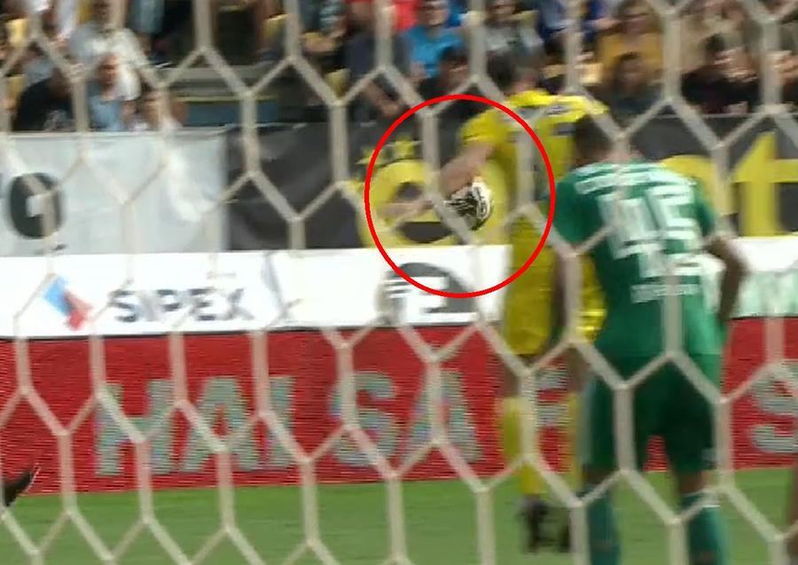 Cosmin Matei, încurcat de gazonul de la Ploiești » Ce s-a întâmplat la penalty-ul din Petrolul - Sepsi