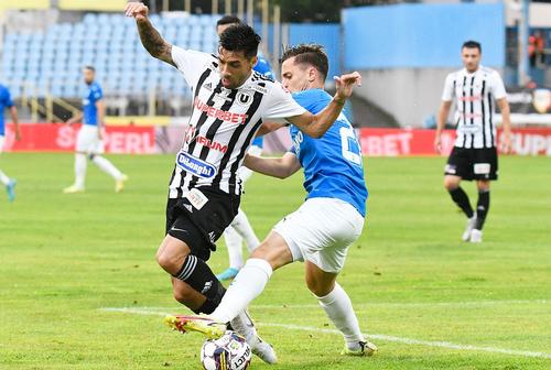 Gustavo, în duel pentru balon în meciul cu U Cluj // foto: Imago Images