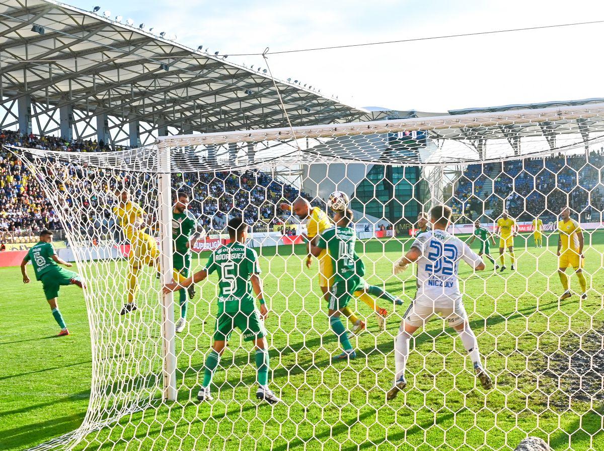 Cosmin Matei, încurcat de gazonul de la Ploiești » Ce s-a întâmplat la penalty-ul din Petrolul - Sepsi