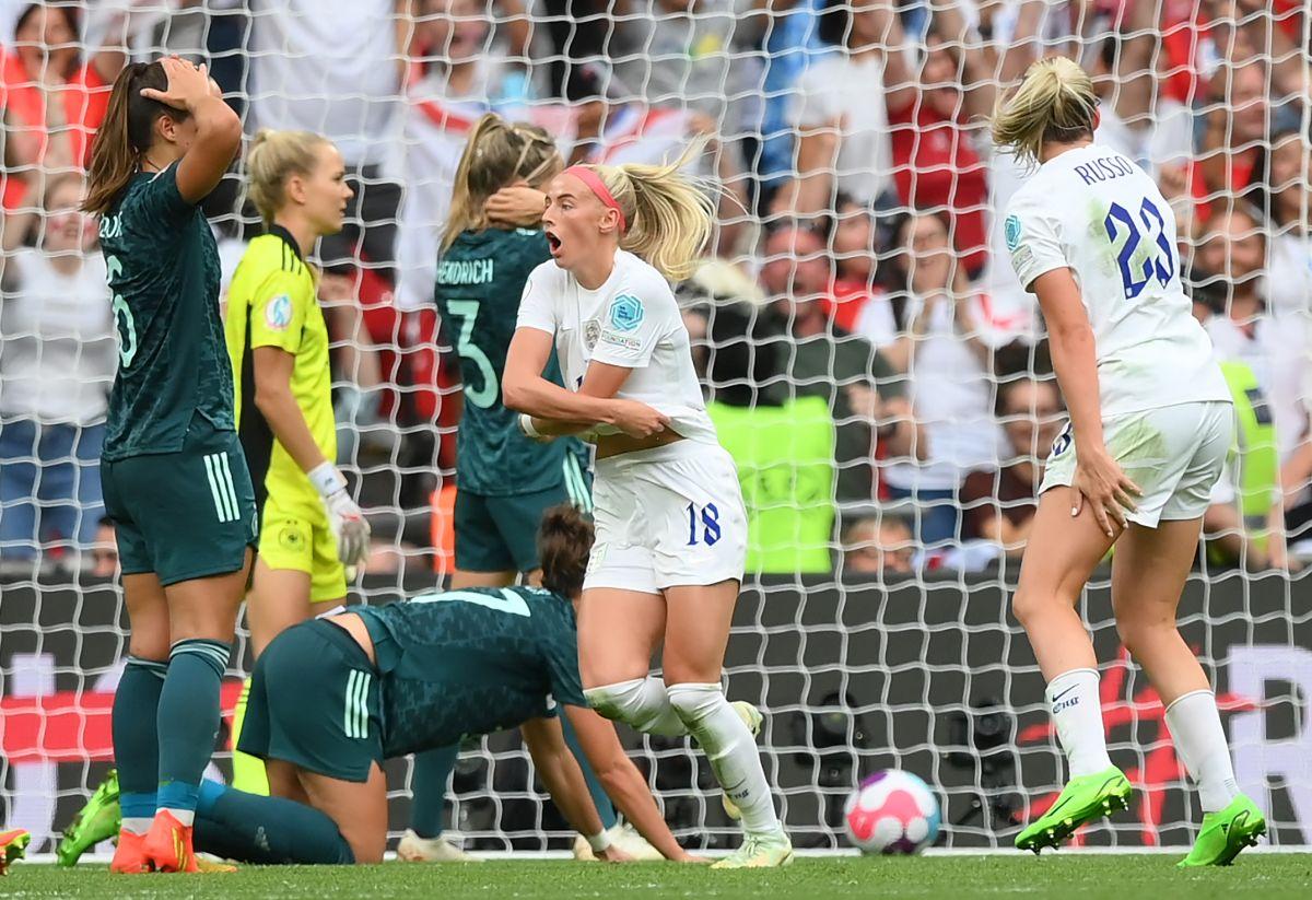 A marcat golul decisiv în finala Europeanului feminin și a sărbătorit în stil mare! Și-a dat jos tricoul și a făcut turul arenei Wembley