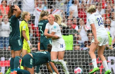 A marcat golul decisiv în finala Europeanului feminin și a sărbătorit în stil mare! Și-a dat jos tricoul și a făcut turul arenei Wembley