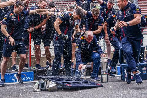 Momentul în care Helmut Marko încearcă să salveze trofeele în timpul celebrării Foto Imago Images