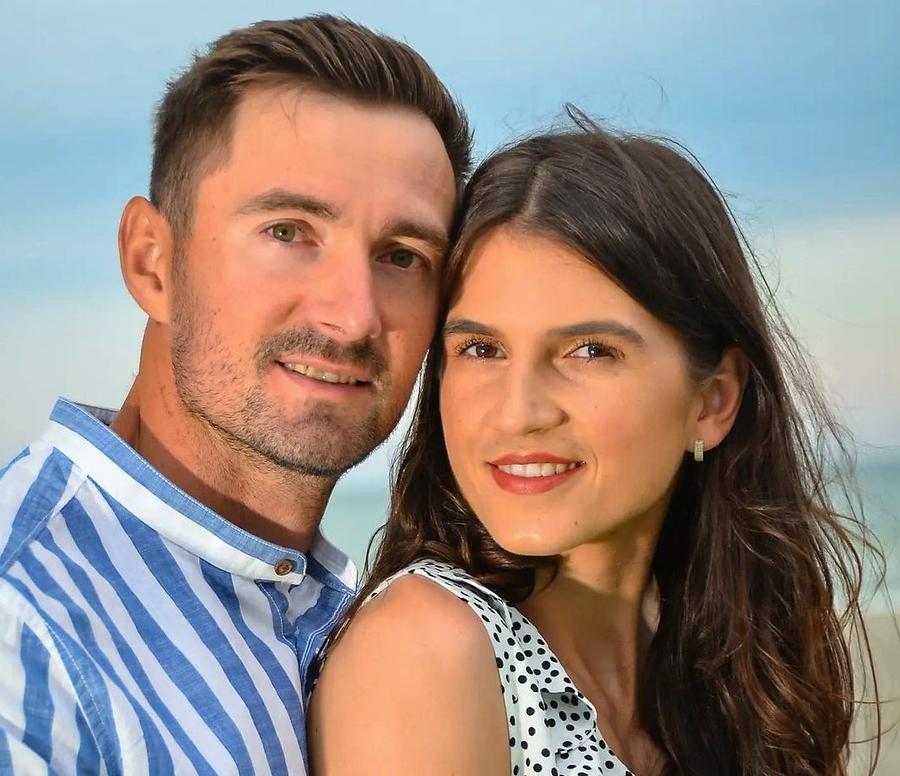 Împreună cu soțul ei, Marius Cozmiuc Foto Instagram Ionela Cozmiuc, destăinuiri cu emoție și umor: „Nu aș renunța niciodată la mine” + Cea mai mare năzbâtie a copilăriei