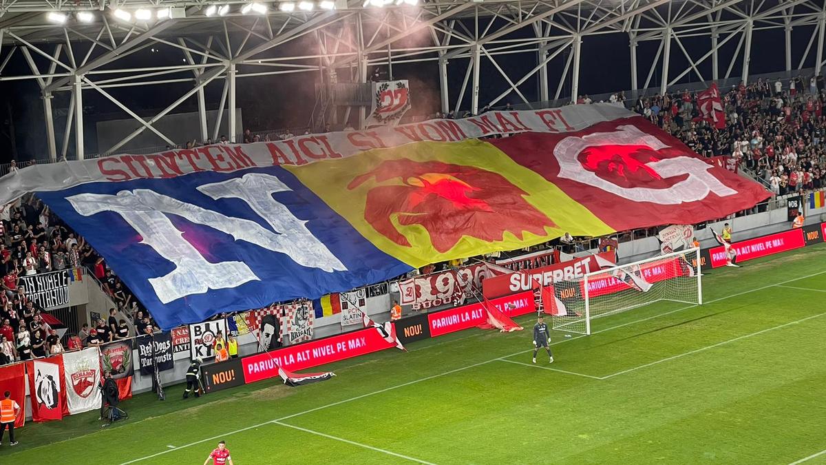 „Suntem aici și vom mai fi” » Scenografie spectaculoasă în Dinamo - Sepsi