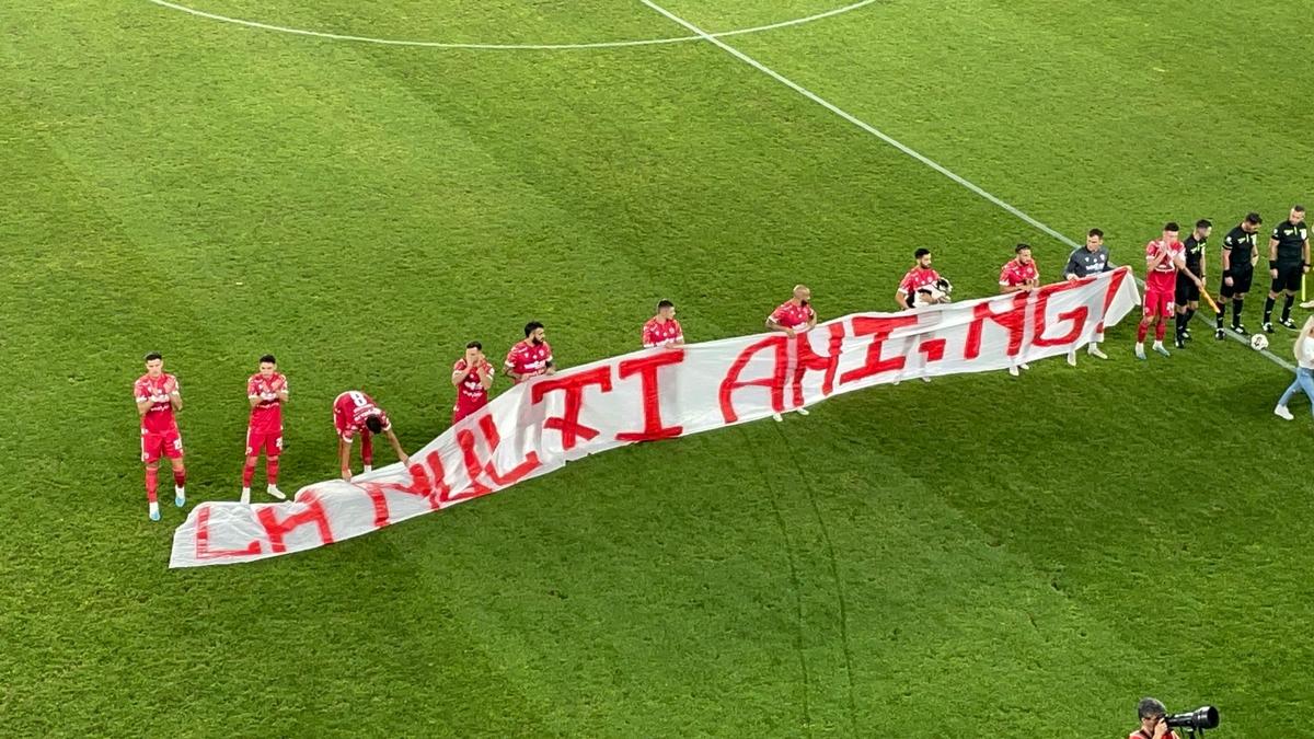 „Suntem aici și vom mai fi” » Scenografie spectaculoasă în Dinamo - Sepsi