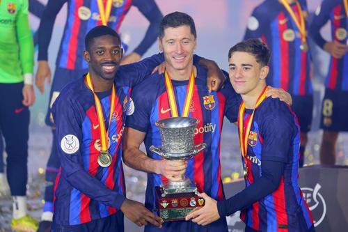 Ousmane Dembele (26 de ani, extremă dreapta) și-a dat acordul să meargă la PSG. Parizienii au informat-o deja pe Barcelona că doresc achitarea clauzei de 50 de milioane de euro, valabilă doar azi!
