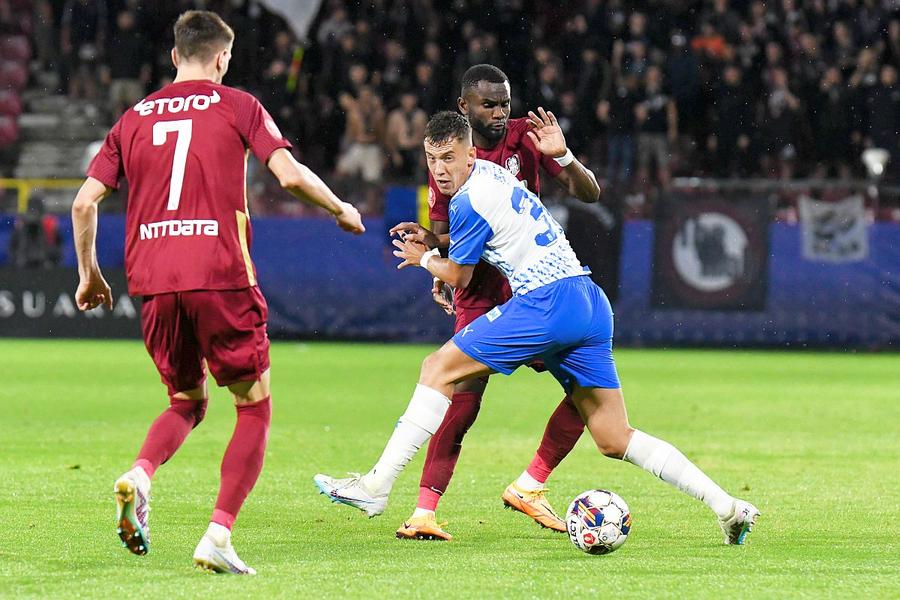 Alexandru Ișfan, în alb-albastru // foto: Imago Images Cea mai mare „țeapă” din „era Rotaru”?! Dezastru pentru jucătorul pe care Universitatea a plătit o avere. E în mare pericol să fie dat afară!