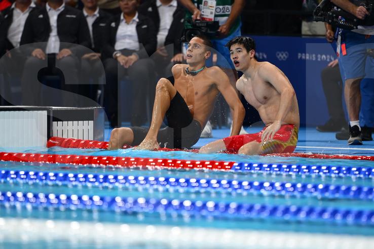 David Popovici și Pan Zhanle, care tocmai spulberase recordul mondial, privesc rezultatele cursei de 100 m liber / FOTO: Raed Krishan (GSP.ro)