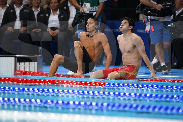 David Popovici și Pan Zhanle, care tocmai spulberase recordul mondial, privesc rezultatele cursei de 100 m liber / FOTO: Raed Krishan (GSP.ro)