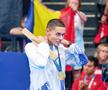 David Popovici, cu medalia și cutia primite după aurul de la 200 de metri liber // foto: Raed Krishan (GSP)