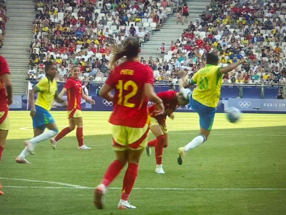 Cea mai mare fotbalistă din toate timpurile a văzut cartonașul roșu direct pentru un fault criminal la Jocurile Olimpice