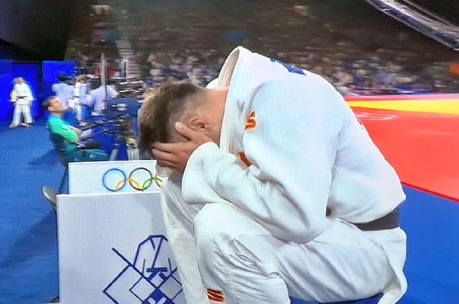 Alex Creț, deznădăjduit după eliminarea de la Jocurile Olimpice / Captură TVR Sport Românul care a părăsit Jocurile Olimpice în lacrimi: „Foarte frustrant, aveam meciul în mână! Îmi doream mult o medalie” » GSP a surprins o scenă copleșitoare la zona mixtă