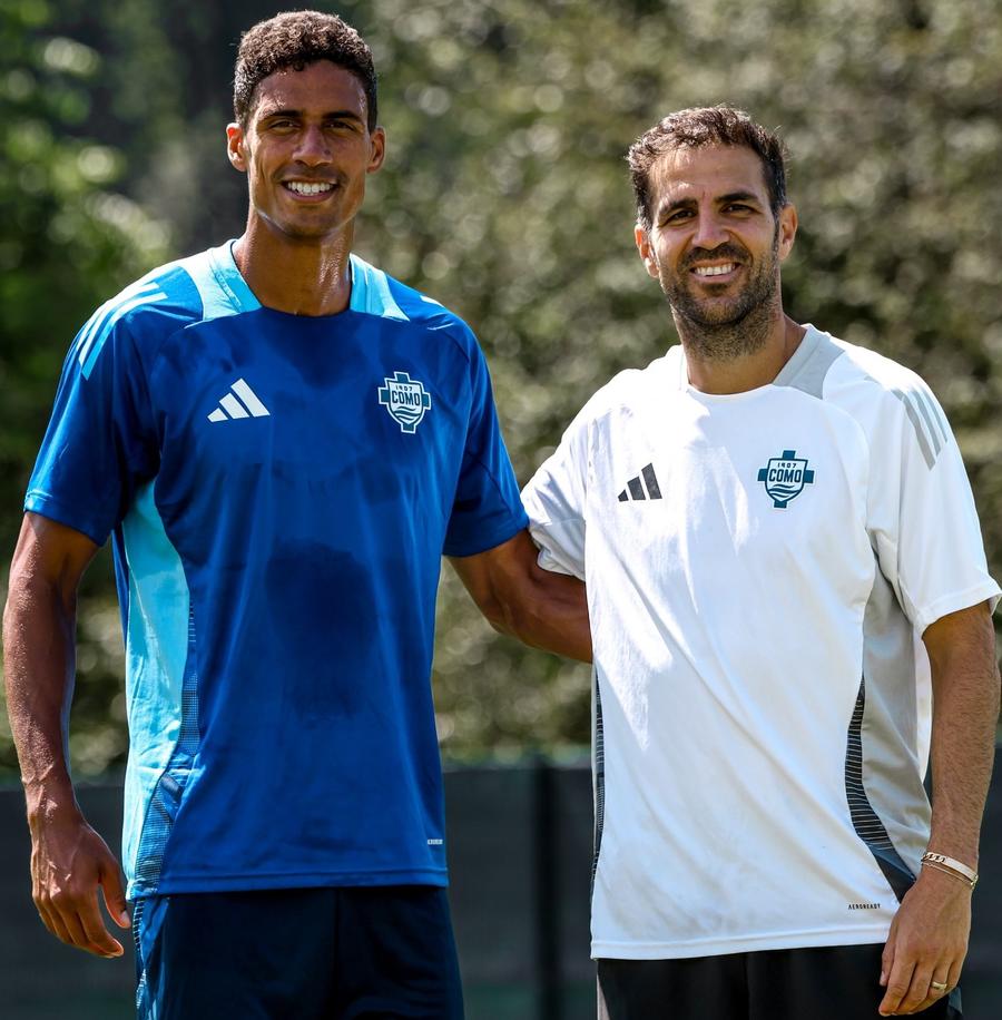 Ultima achiziție, Raphael Varane, și antrenorul Cesc Fabregas pregătesc startul sezonului oficial cu Como / Foto: X Como 1907 „Cel mai interesant proiect în fotbalul european” » Echipa este patronată de cei mai bogați indonezieni și antrenată de un fost campion mondial și continental!