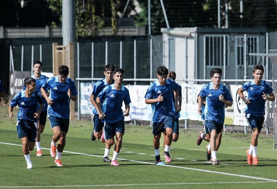 Jucătorii lui Como, la antrenamentele lui Cesc Fabregas, pregătindu-se de următorul amical cu Modena / Foto: X Como 1907 „Cel mai interesant proiect în fotbalul european” » Echipa este patronată de cei mai bogați indonezieni și antrenată de un fost campion mondial și continental!
