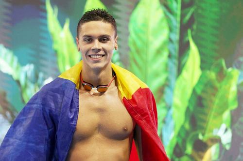 David Popovici cu steagul României, la finala de 100 de metri liber, foto: Guliver/gettyimages
