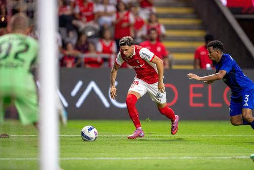 Sandro Vidigal (la minge), vârful de 18 ani al lui Braga, a pasat decisiv pentru reușita de calificare în prelungiri cu Levski. Foto: Imago Images
