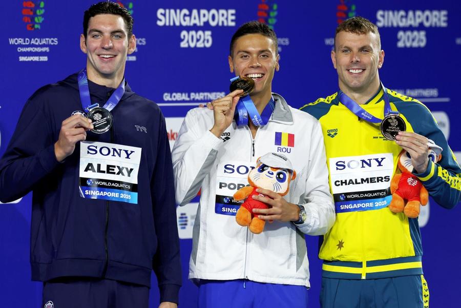 David Popovici, cu medalia de aur // foto: Guliver GettyImages Tocilarul H₂O