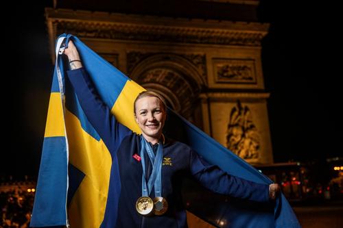 Sarah Sjostrom în 2024, cu cele două medalii olimpice de aur FOTO Imago Images
