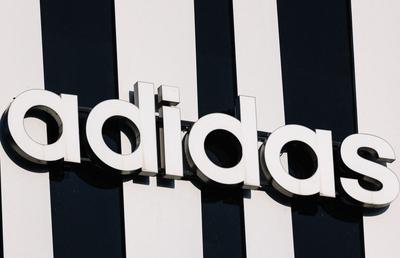 Acțiunile Adidas au o prăbușire istorică! » Cheltuielile de marketing pentru Mondial „au scăpat de sub control”