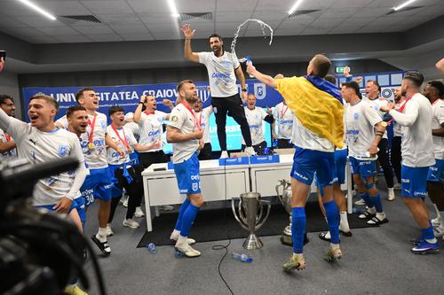 Darius Fălcușan (stânga, în spatele lui Alex Crețu), campion cu Craiova, a plecat împrumut la Chiajna // foto: Imago