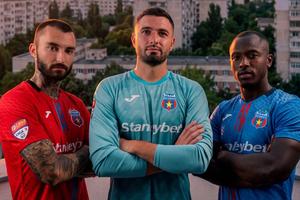 Steaua și-a prezentat noile echipamente, iar suporterii au reacționat imediat: „Oribile, exact ca și conducerea!” / „O copie tristă a echipamentului FCSB”