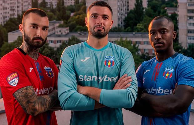 Steaua și-a prezentat noile echipamente, iar suporterii au reacționat virulent: „Oribile, exact ca și conducerea!” + „O copie tristă a echipamentului FCSB”