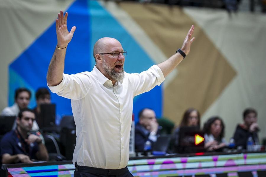 Mihai Silvășan nu mai e antrenorul naționalei României/Foto: fiba.basketball Surpriză la echipa României! Mihai Silvășan nu mai este antrenorul naționalei