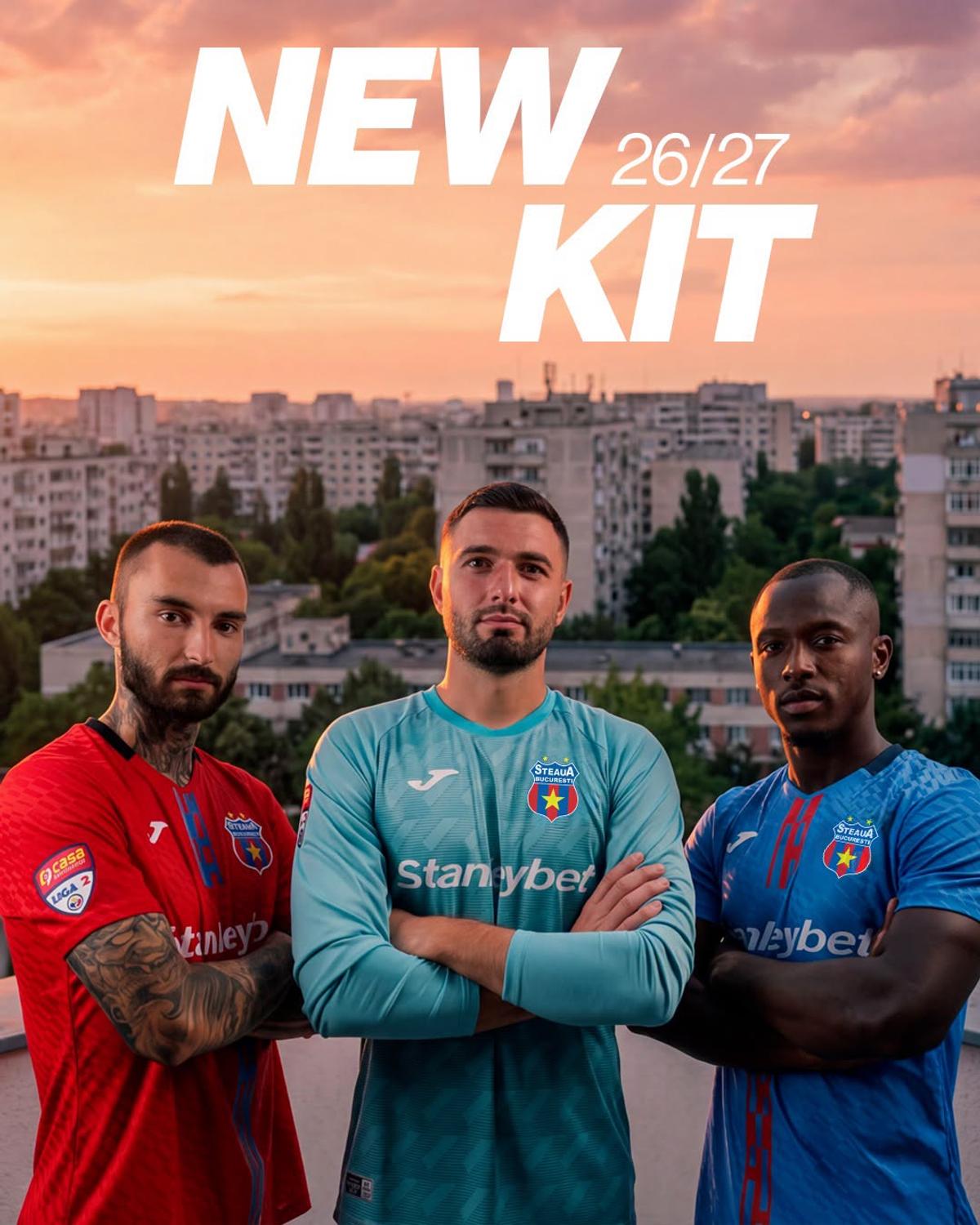 Steaua și-a prezentat noile echipamente, iar suporterii au reacționat virulent: „Oribile, exact ca și conducerea!” + „O copie tristă a echipamentului FCSB”